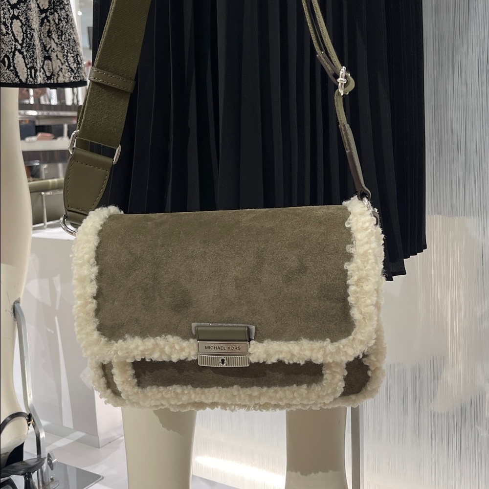 MICHAEL KORS Bradshaw Medium Suede and Faux Shearling Messenger Bag
Olive
NWT
L - Picture 16 of 16
